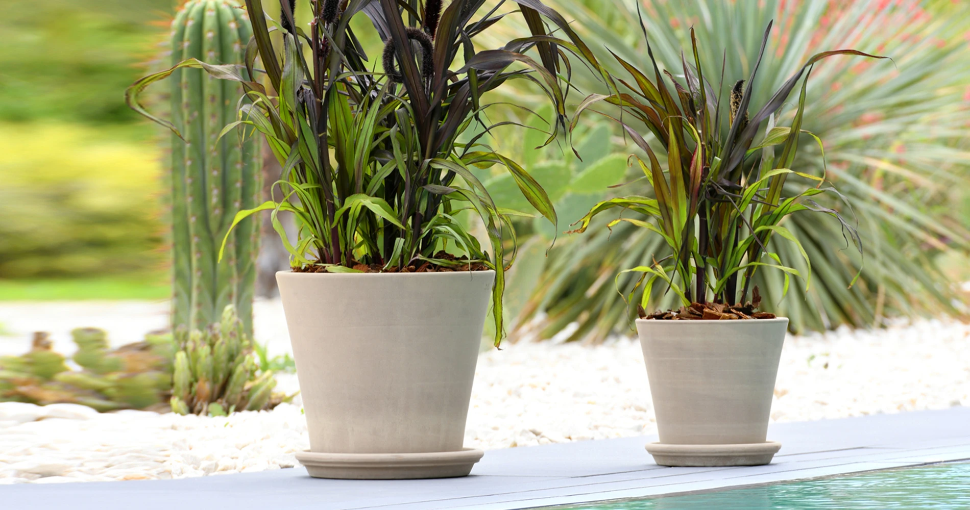 Doniczki z szarej terakoty pochodzenia wulkanicznego.